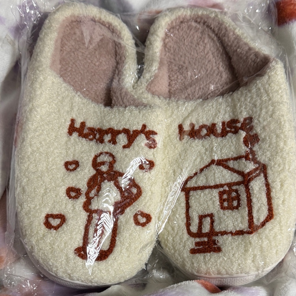 Home Alone Harry’s House (the robber) Cozy Cream Slippers with Brown Design New